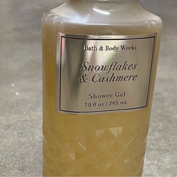 Bath & Body Works Snowflakes & Cashmere Shower Gel 10oz New - Picture 2 of 4